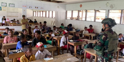 Ajak Belajar Anak Papua, Satgas Buaya Putih Bagikan Alat tulis
