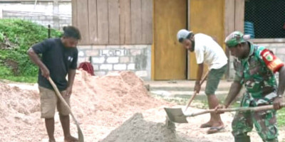 Babinsa Posramil 1708-01/ Biak Timur Bantu Warga Pembuatan Pagar Gereja Ichtus Kajasbo
