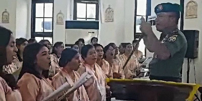 Dengan Bintang di Pundak dan Tongkat Komando di Tangan, Dirigen Koor Diambil Alih Jenderal