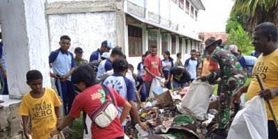 Babinsa dan Komunitas Trash Hero Biak Grebek Sampah di Lingkungan SMKS YPK 1 Pariwisata Biak