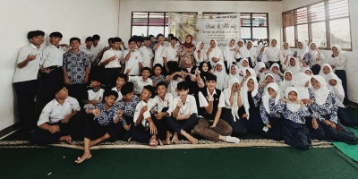 Unggulkan Digitalisasi: Mahasiswa Komunikasi Digital dan Media SV IPB Adakan Sosialisasi dan Workshop di SMP PGRI 14 Bogor