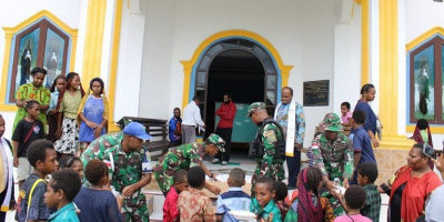 Kodim 1715/Yahukimo Laksanakan Minggu Kasih dengan Berbagi Makanan kepada Jemaat Gereja 