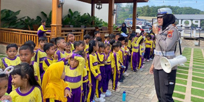 Polisi Sahabat Anak: Anak-anak TK Nusa Indah Mlonggo Jepara Kunjungi Satlantas Polres Jepara