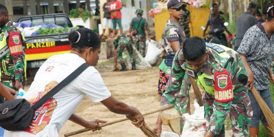 Korem 173/PVB dan Kodim 1708/BN Karya Bakti Bersihkan Pasar Sentral Faidoma Darfuar