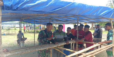 Dukung Wisata Rohani Jemaat Gereja Betlehem Manwor, Babinsa Posramil Warsa Bantu Pembuatan Pondok Bazar