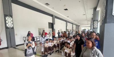 Keceriaan Anak-Anak PAUD Simulasi Cap Paspor di PLBN Entikong