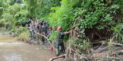 Blusukan, Marinir Terus Cari Tolong dan Distribusikan Logistik Korban Banjir Sumatera Barat