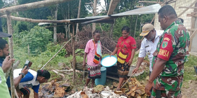 Babinsa Posramil Biak Timur Hadiri Tradisi Barapen dalam Rangka Pengatapan Kantor Balai Kampung Sepse