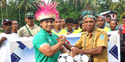 Sepak Bola Gembira, Kodim 1708/BN Bersama Masyarakat Kampung Mandon Bangun Kebersamaan Semangat Olahraga