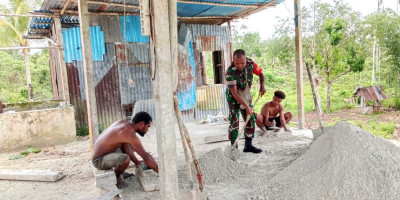 Jalin Kebersamaan, Babinsa Biak Barat Bantu Warga Buat Batako