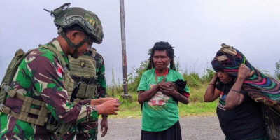 Dagangan Ludes, Senyum Bahagia Mama Papua, Terimakasih Bapak Tentara!