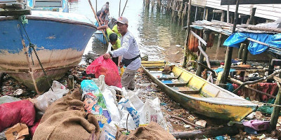 Jorok! Dalam Satu Hari Terkumpul 6.8 Ton Sampah di Perairan Batam