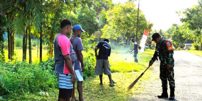 Babinsa Karya Bakti Bersama Masyarakat di Kampung Pomdori Sup