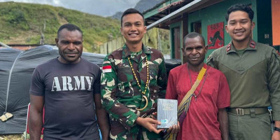 Satgas Yonif 509 Kostrad Sambangi Tokoh Pemuda Bagikan Al-Kitab, Ini Tujuannya 