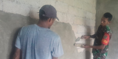 Peduli, Babinsa Bantu Plester Dinding Rumah Warga di Wilayah Binaan