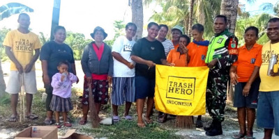 Anggota Koramil Biak Kota Bersama Komunitas Trash Hero Grebek Sampah di Pantai Samau