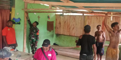 Selalu Ada Bersama Rakyat, Babinsa Bantu Renovasi Teras Rumah Warga