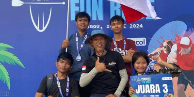 Anggota Elpala SMA 68 Jakarta Raih Peringkat Ketiga di PARADISE SUP Fun Race 2024
