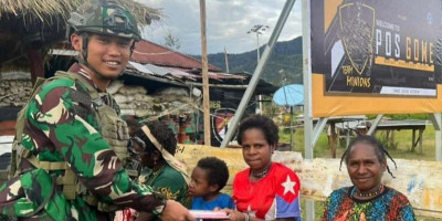 Bagikan Buku dan Alat Tulis, Satgas Buaya Putih Kostrad Bangkitkan Semangat Belajar