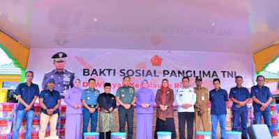 Panglima TNI Gelar Bakti Sosial Bagikan Ribuan Paket Sembako di Tanjungpinang
