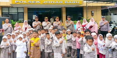 Polisi Sebagai Sahabat Anak: Kapolsek Johar Baru Terima Kunjungan Siswa-siswi PAUD Islam Mandiri