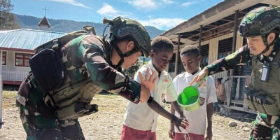 Satgas Buaya Putih Edukasi Kebersihan Anak Pedalaman Mulai dengan Cuci Tangan
