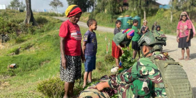 Satgas Yonif 509 Kostrad Borong Habis Jualan Mama Papua