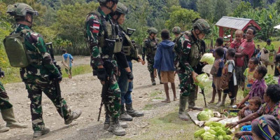 Borong Jualan Mama Papua, Cara Komsos TK Titigi Satgas Yonif 509 Kostrad 