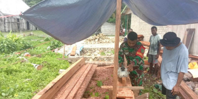 Jalin Keakraban, Babinsa Posramil Warsa Bantu Warga Binaan Sekap Material Kayu