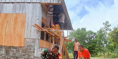 Selalu Ada Bersama Rakyat, Babinsa Biak Barat Bantu Warga Bangun Kios