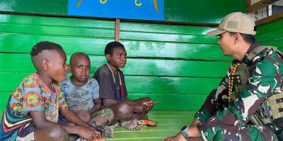 Cerdaskan Anak Papua, Simak Cara Satgas Yonif 509 Kostrad 