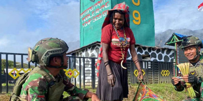 Indahnya Kebersamaan, Rosita Dekatkan Satgas Yonif 509 Kostrad dengan Masyarakat