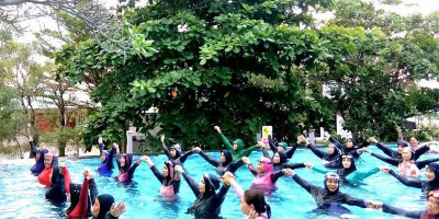 Keajaiban Aquatic Yoga: Olahraga, Relaksasi, dan Persaudaraan di Tengah Gemericik Air