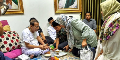 Nur Saadah Takziah  di  Abah Luthfi Yahya (Watimpres) di Pekalongan