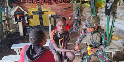 Tk Titigi Satgas Yonif 509 Kostrad Ramai Masyarakat Berobat dan Berinteraksi