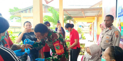 Sukseskan Program Pemerintah Bebas Polio, Babinsa Biak Kota Dampingi Imunisasi Polio Anak