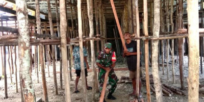 Babinsa Bantu Pasang Tiang Plafon Gedung Gereja GKI Sikhem Bersama Masyarakat