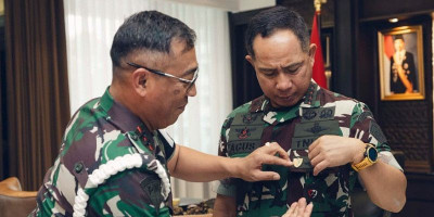 Panglima TNI Terima Pin Gajah Mada, sebagai Simbol Warga Kehormatan Puspomad