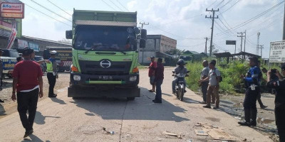 Warga Baturaja Akhirnya Buka Portal untuk Keluarkan Kendaraan Berat