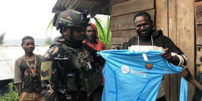 Bantuan Langsung Ketok Rumah Warga, Cara Satgas Yonif 509 Kostrad Pererat Komunikasi