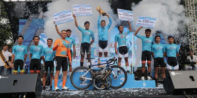 Kapolda Jatim Irjen Pol Imam Sugianto Serahkan Hadiah kepada Pemenang Race Tour de Panderman 2024