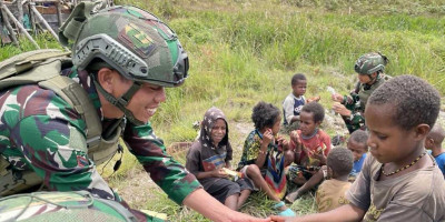 Tingkatkan Kualitas Gizi, Satgas Yonif 323 Bagikan Susu dan Telur