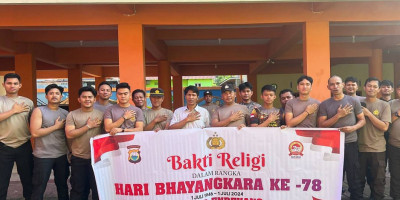 Wujud Pengabdian Masyarakat, Polres Enrekang Gelar Bakti Religi Bersihkan Tempat Ibadah