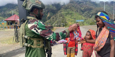 Satgas Yonif 509 Kostrad Berikan Bantuan Masyarakat di Kabupaten Intan Jaya
