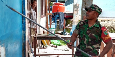 Babinsa Karya Bakti Bantu Cat Dinding Rumah Warga Binaan