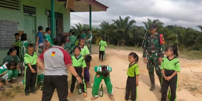 Satgas Yonzipur 5/ABW Pos Sei Beruang Berikan Pengetahuan PBB di SDN Perimpah