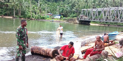 Menjaga Kearifan Budaya Lokal, Babinsa Biak Barat Komsos Bersama Pembuat Sagu