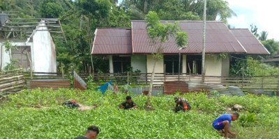 Jaga Pertumbuhan Tanaman, Babinsa Posramil Warsa Bantu Bersihkan Kebun Kangkung Milik Warga