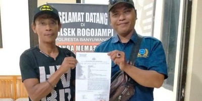 Dua Orang Preman Kampung Rusak Pintu Gerbang Gudang Paving Di Rogojampi
