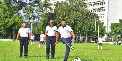 Wadan Kormar Tendang Bola Pertama Ajang Poralwilbar